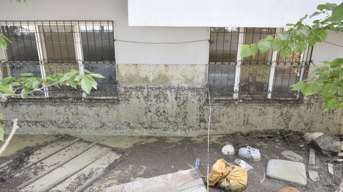 Burdur'da 1 kişinin canına mal olan selin, duvardaki izleri ortaya çıktı