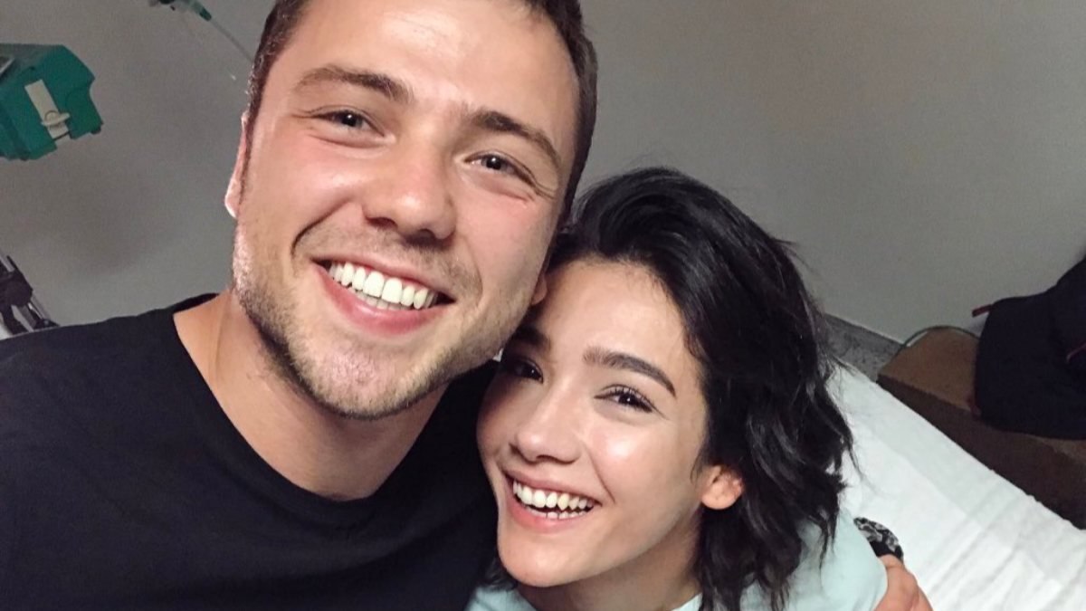 Aybüke Pusat süper mini şortuyla sosyal medyayı yıktı, dekoltesi olay oldu! 'Hanımefendi yanıyorsunuz'