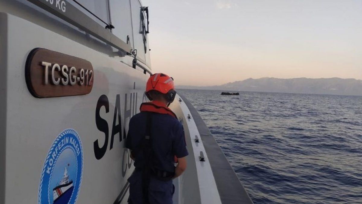 İzmir açıklarında 62 göçmen kurtarıldı