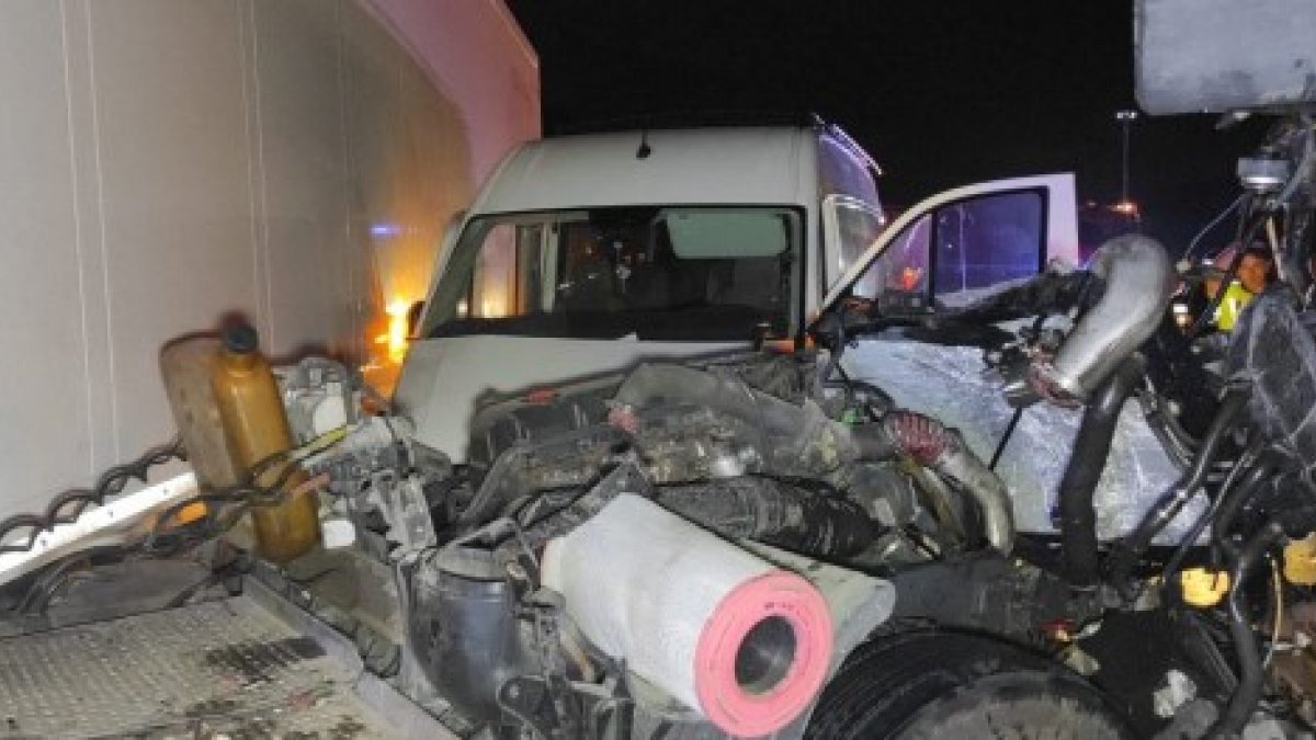 Düzce’de 4 aracın karıştığı zincirleme kazada 15 kişi yaralandı