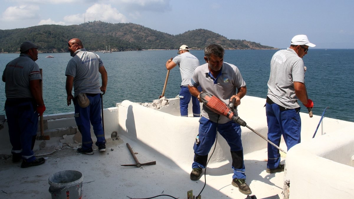 Muğla'da tekneyle gelen ekipler, kaçak binayı yıkmaya başladı