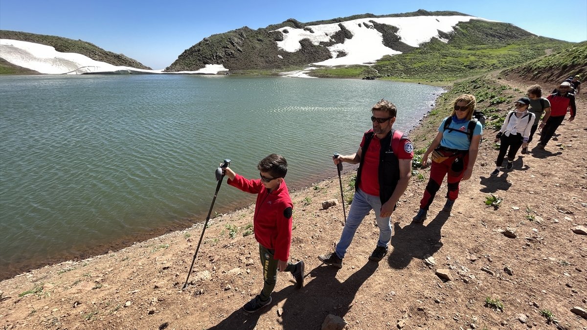 Yayla Dağı zirvesindeki göle 7 kilometrelik yürüyüşle ulaştılar