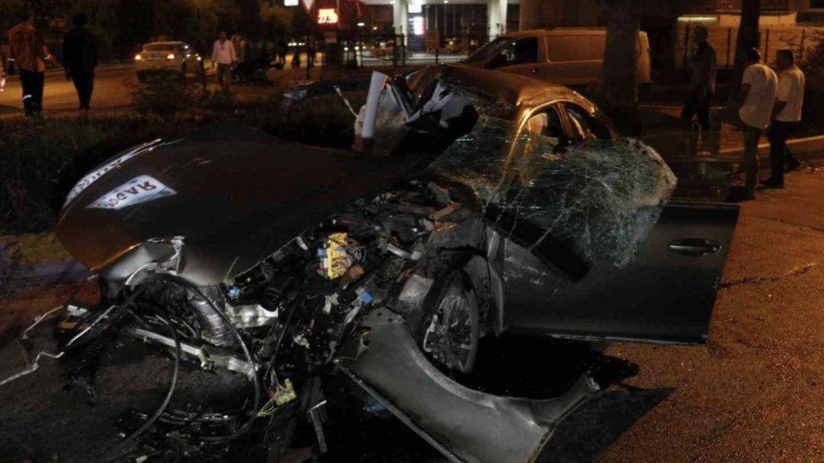 Adana'da hurdaya dönen araçtan yara almadan çıkarıldı