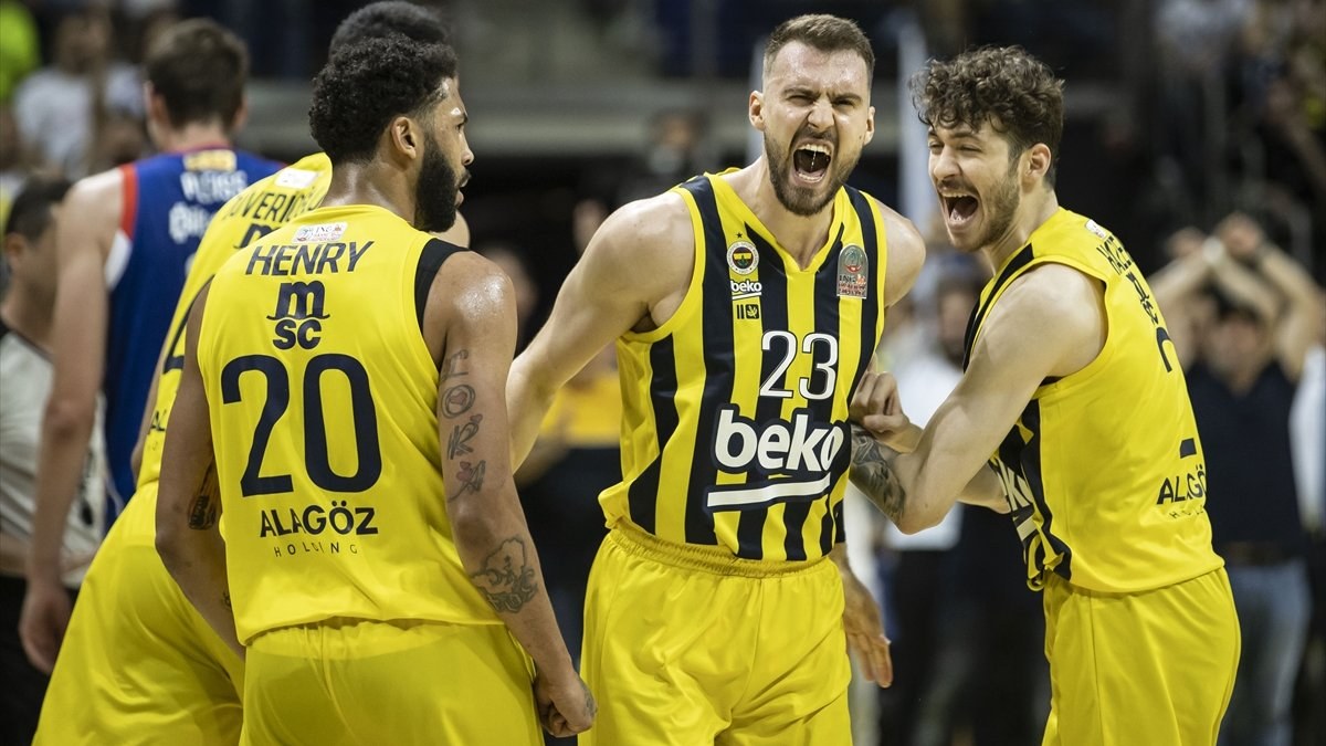 Fenerbahçe Basketbol Süper Ligi finalinde Anadolu Efes'e karşı 2-0 önde