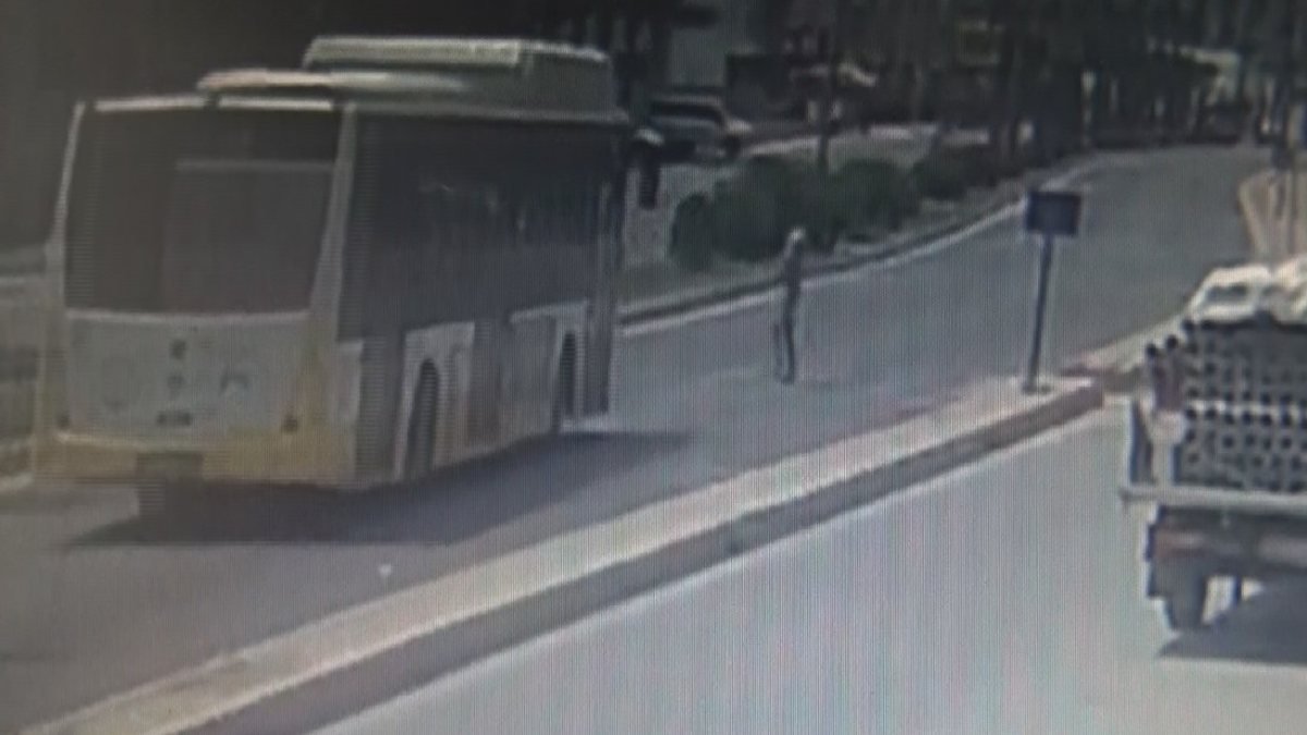 Mersin'de yaya geçidindeki adama otobüs çarptı