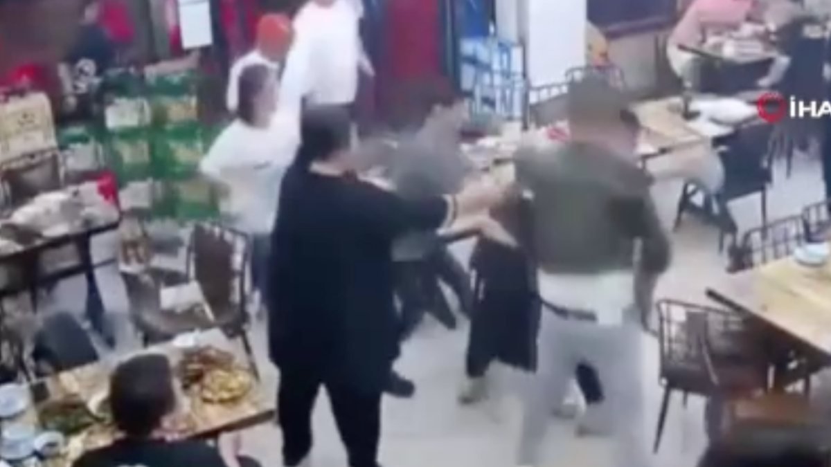 Çin’de 9 kişi restoranda oturan 3 kadını tekme tokat darbetti