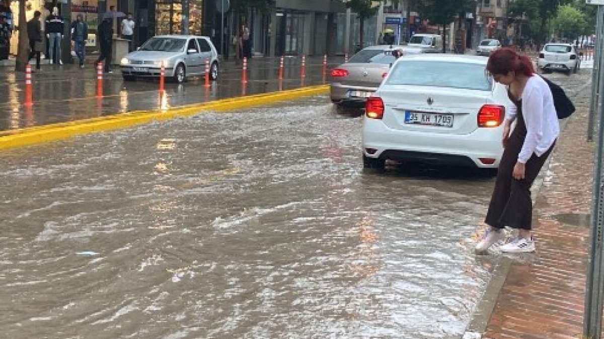 Eskişehir'de sağanak hayatı olumsuz etkiledi