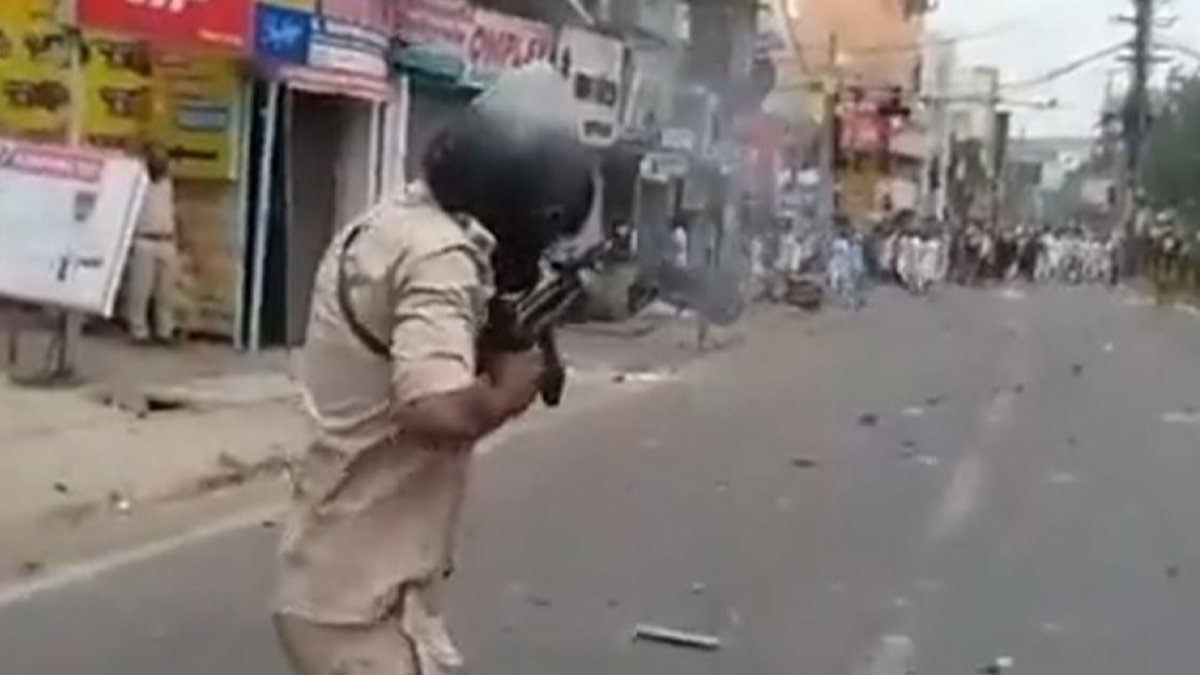 Hindistan'da göstericilerin üzerine ateş açıldı