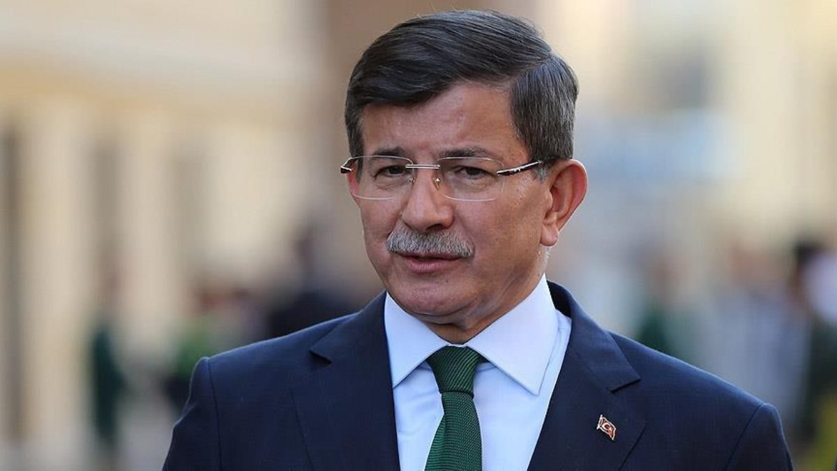 Ahmet Davutoğlu'ndan Suriye'deki operasyonlara eleştiri