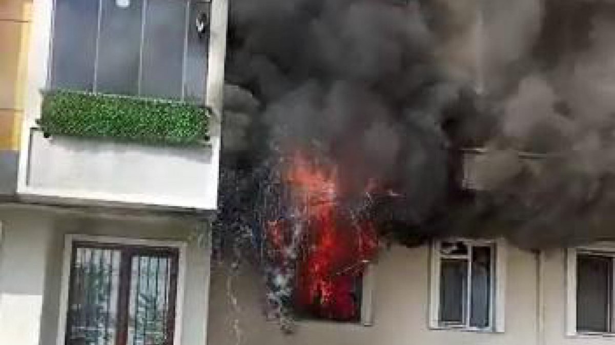 İstanbul'da çakmakla oynayan çocuk evi yaktı