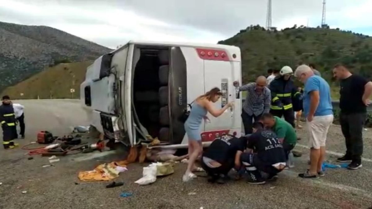 Antalya'da turistleri taşıyan otobüs kaza yaptı: 1 ölü, 22 yaralı
