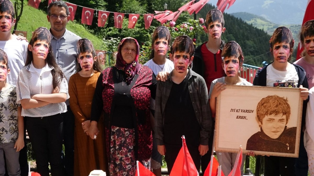 Şehit Eren Bülbül'ün maskesini takan öğrenciler, kabir ziyaretine gitti