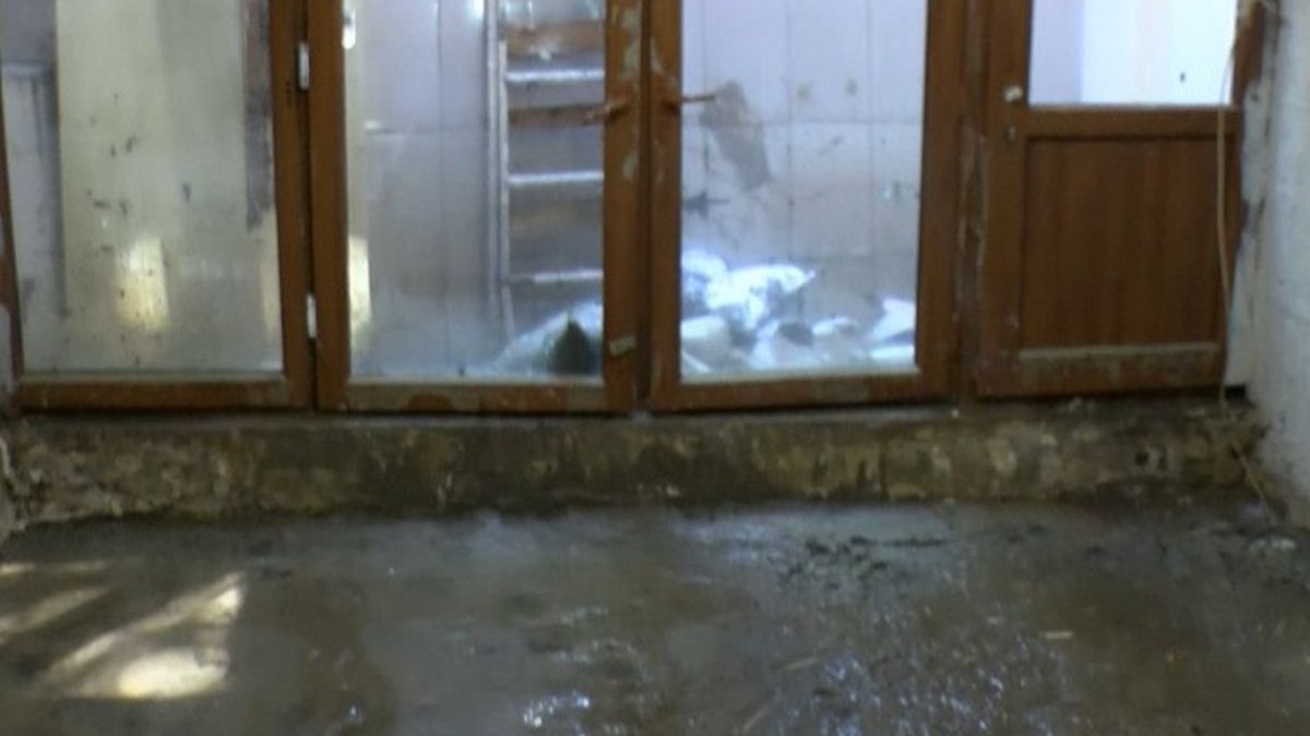 Şişli’de İBB'nin su borusu patladı, daireyi atık su bastı