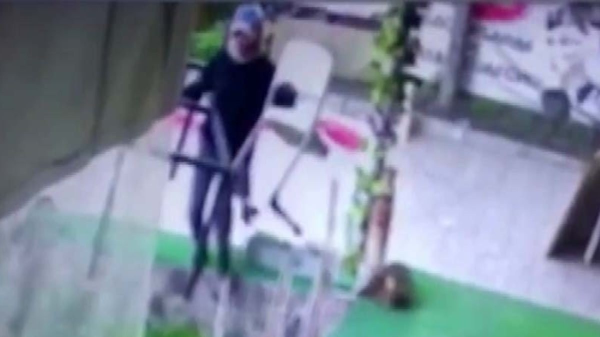 Esenyurt'taki kadın kılığında hırsızlık kamerada