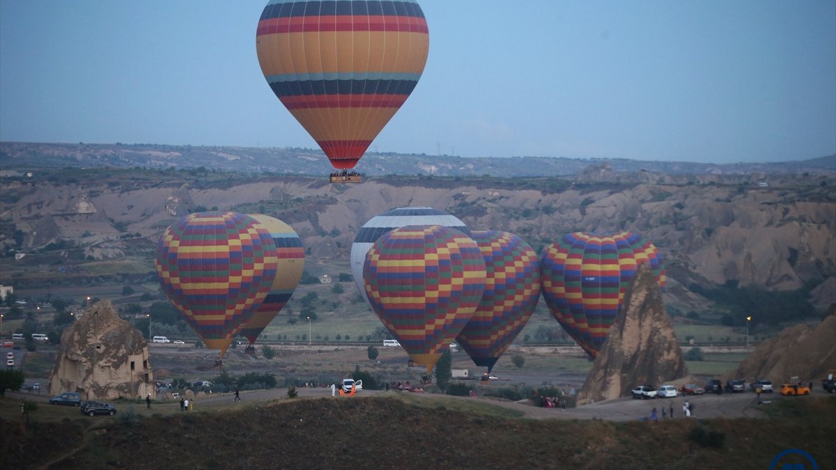 Turistler Kapadokya'yı gökyüzünden izliyor