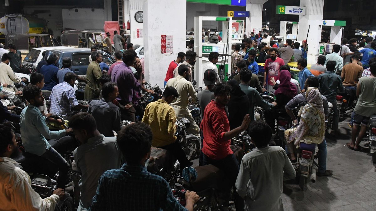 Pakistan'da akaryakıt zamları sonrası istasyonlarda uzun kuyruklar oluştu