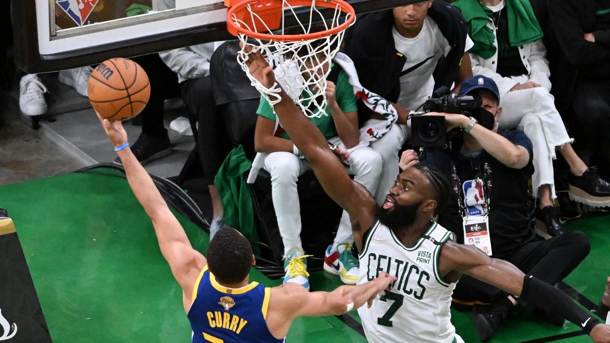 NBA finalinde Noston Celtics'i 4-2 yenen Golden State Warriors şampiyon oldu