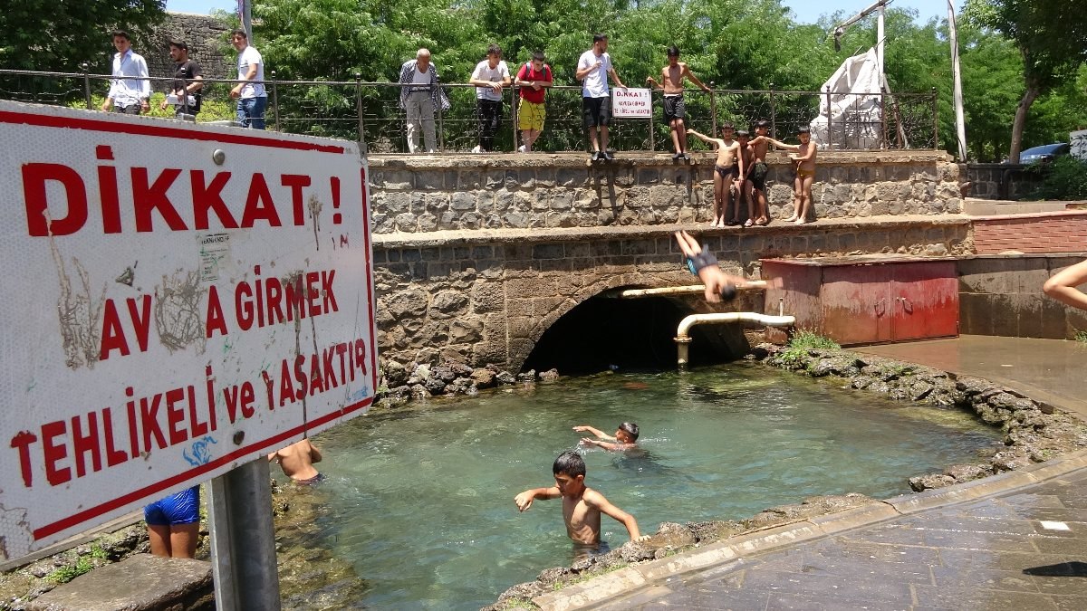 Diyarbakırlı öğrenciler, karnelerini alıp süs havuzuna atladılar