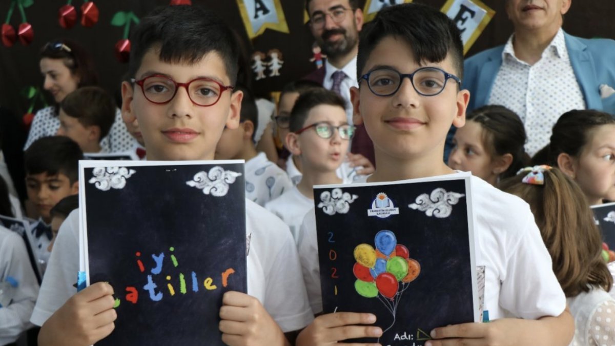 Samsun'da aynı okulda 17 ikiz ve 1 üçüz öğrenci karnelerini aldı