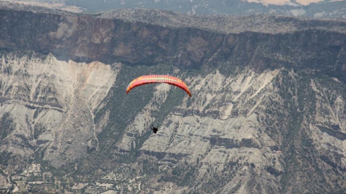 Bir paraşütçü Adıyaman'daki festivale uçarak geldi
