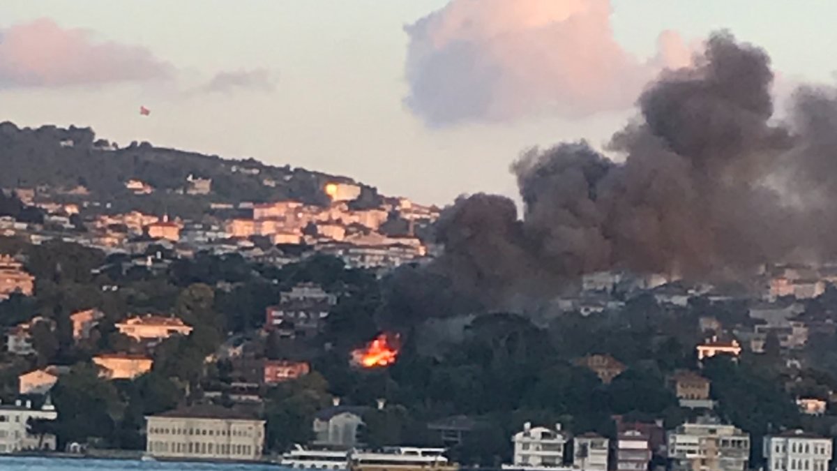 Üsküdar Beylerbeyi'ndeki ahşap binada yangın çıktı