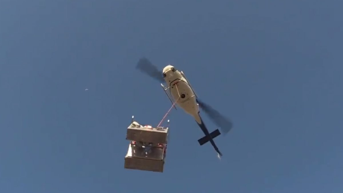 Fatih Dönmez, elektrik bakım ekiplerinin helikopterle çalışmasını paylaştı