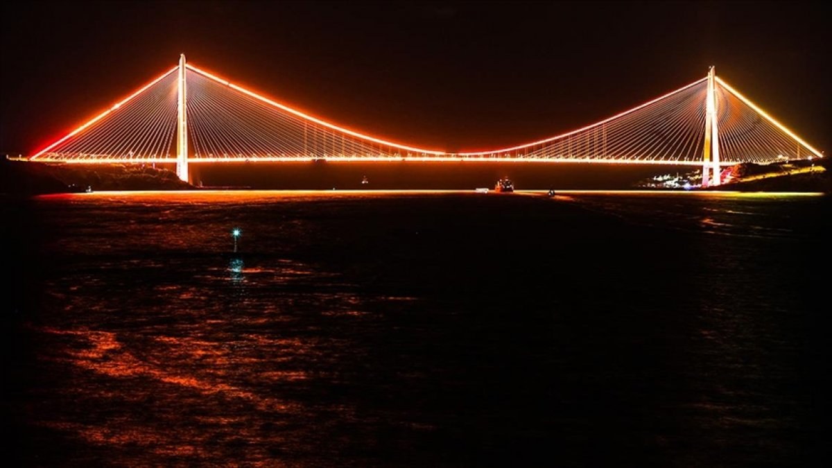 İstanbul’un köprülerinde Sahil Güvenlik için turuncu aydınlatma