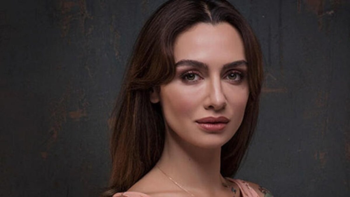 Birce Akalay bikinisini giydi, iskelede arz-ı endam etti!