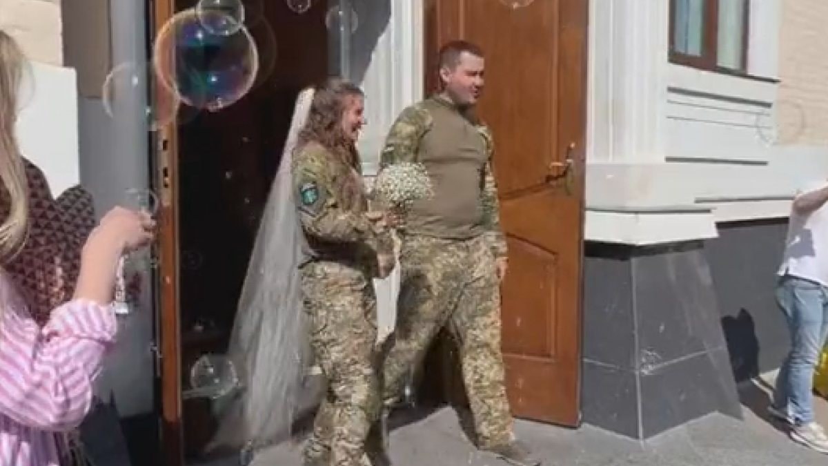Ukraynalı çift, askeri üniformaları ile evlendi