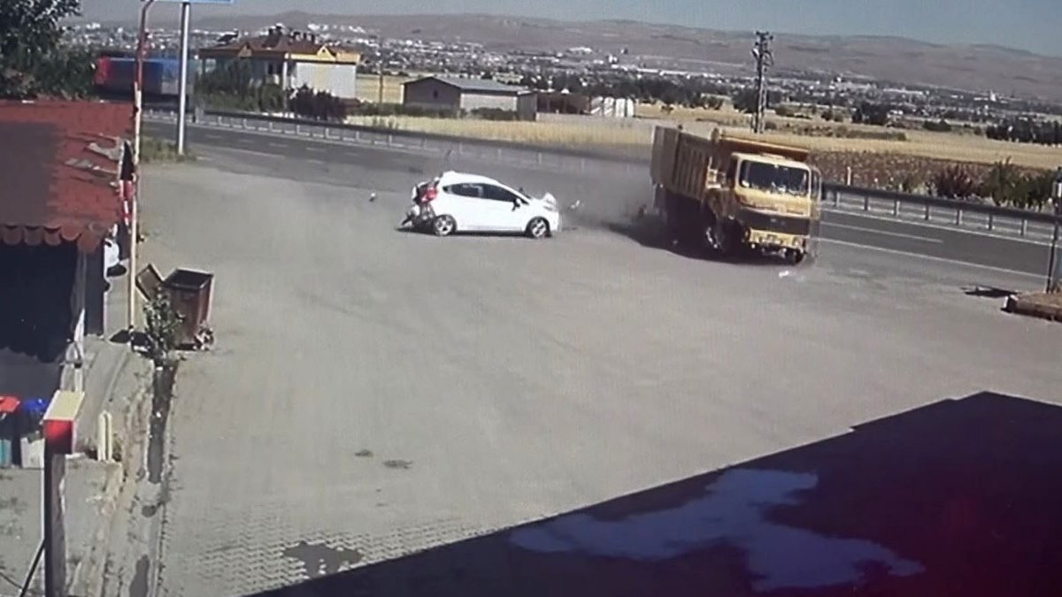 Elazığ’da otomobile çarpan kamyon, akaryakıt istasyonuna girdi: 5 yaralı