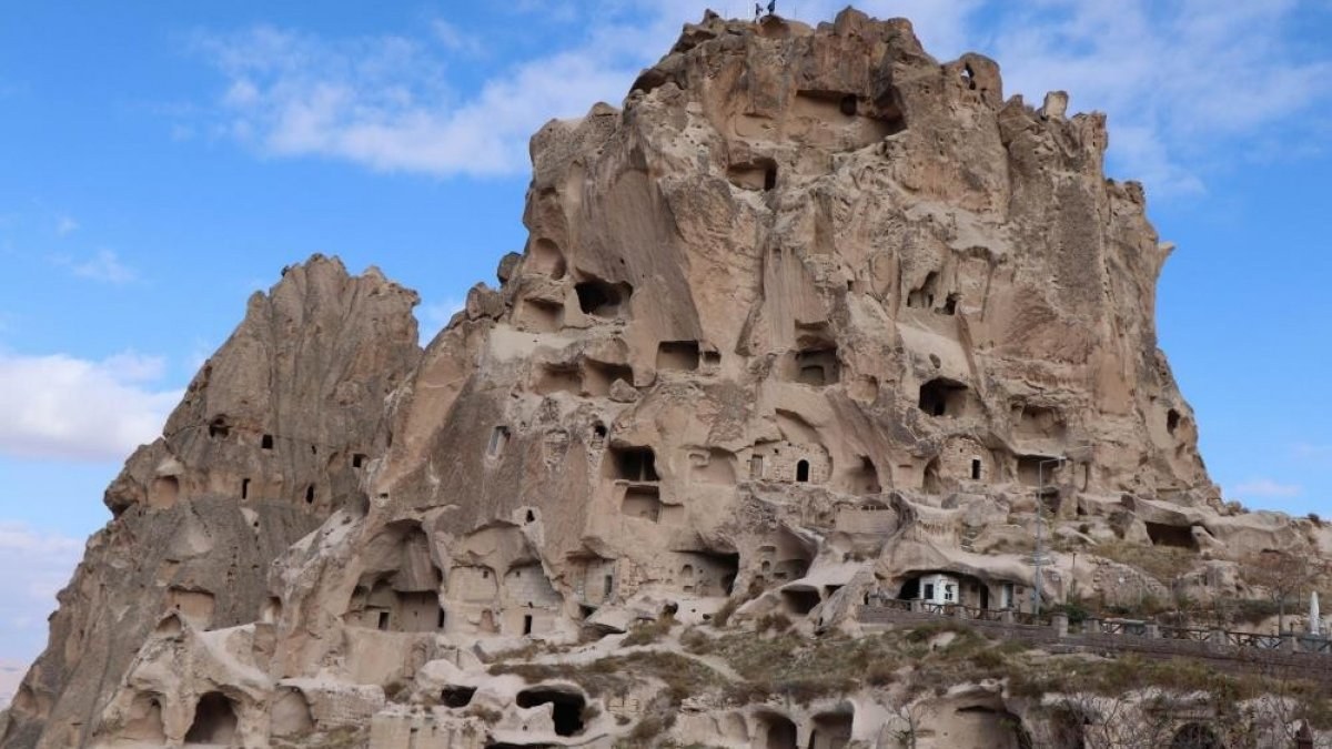 2 bin yıllık Uçhisar Kalesi'ne ziyaretçi akını