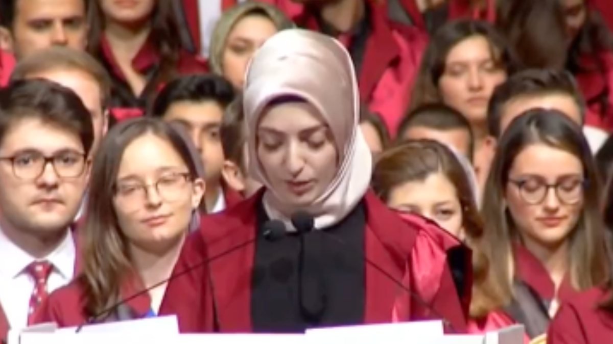 Çapa Tıp Fakültesi birincisi Merve Nur Uçar'ın konuşması ayakta alkışlandı