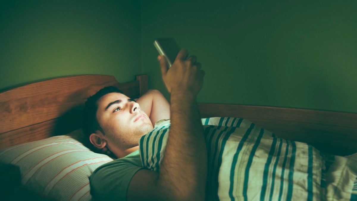 Yatmadan önce telefon kullananların yaşayabileceği 4 sağlık sorunu