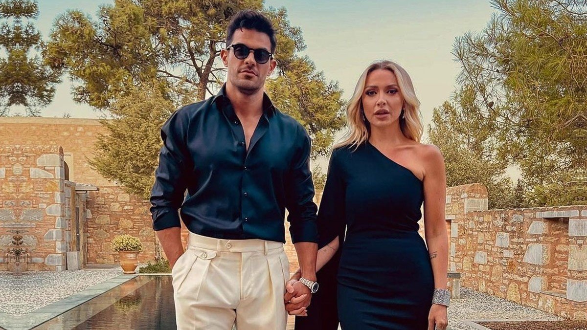 Dünden bugüne Hadise'nin sahne kıyafetleri! Mehmet etkisi yükleniyor...