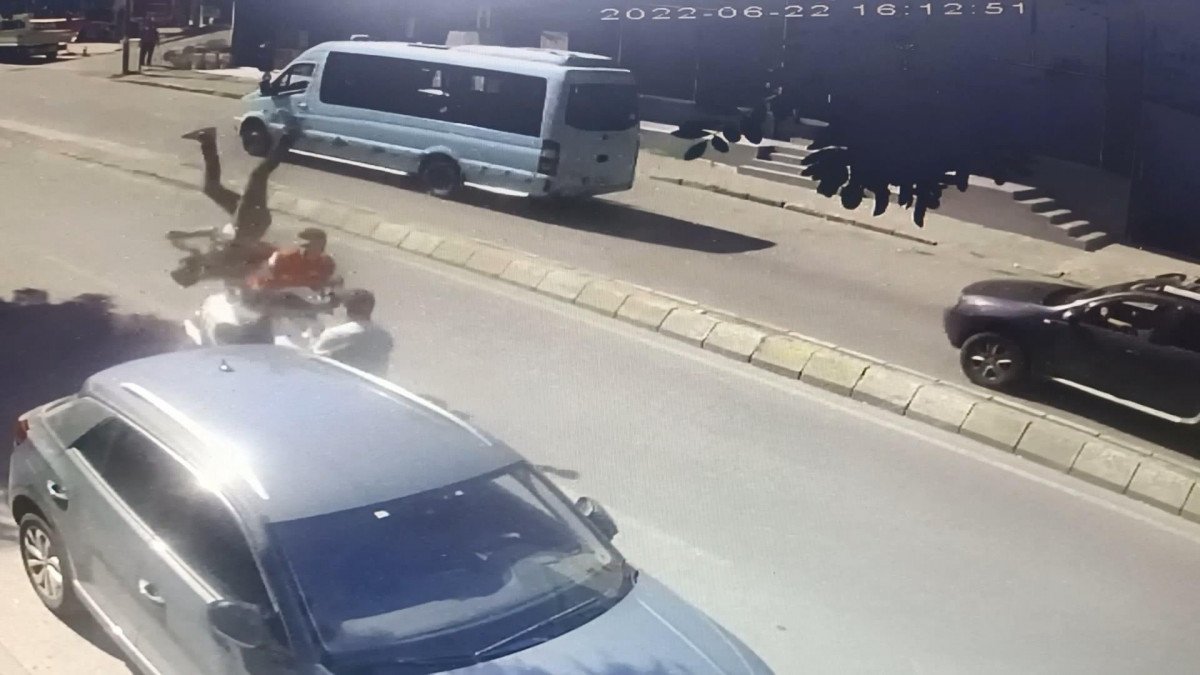 Ümraniye'de motosikletli kuryenin çarptığı yaya havaya savruldu