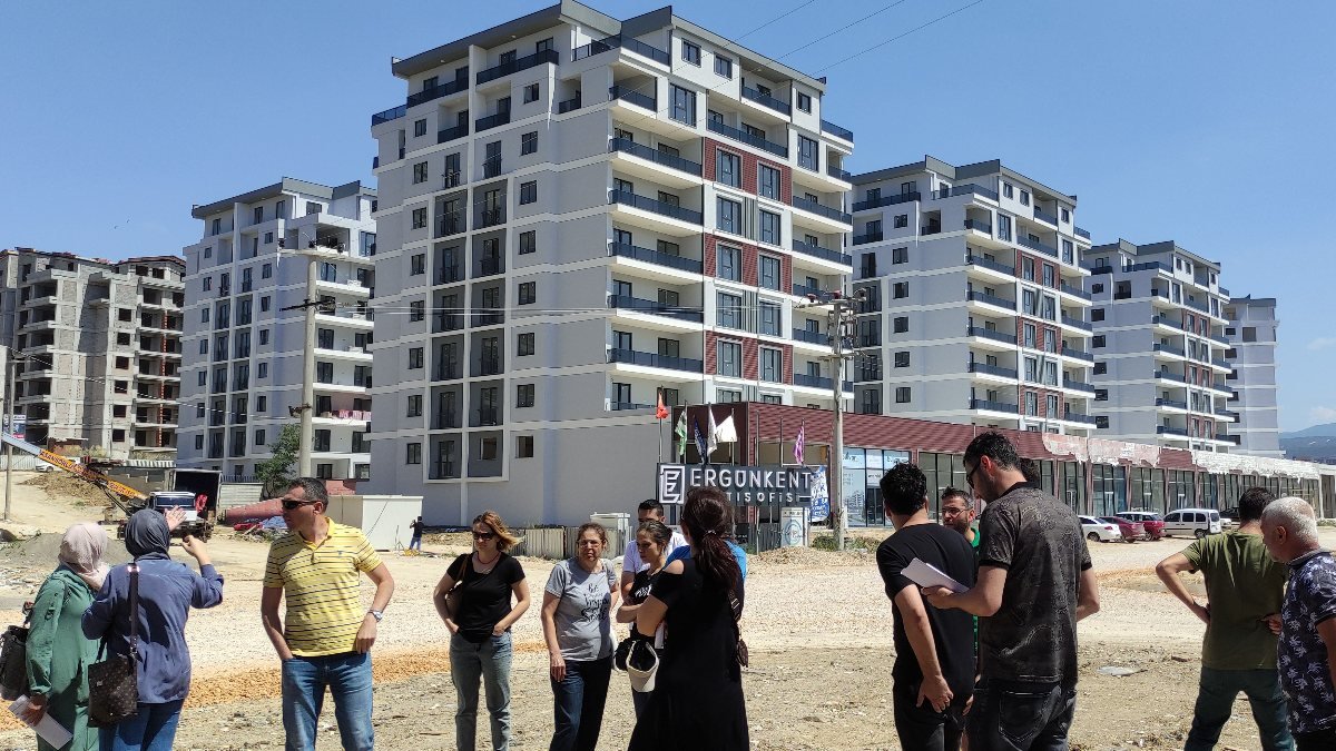Bursa'da, satın aldıkları evlerin başkalarına da satıldığını öğrendiler