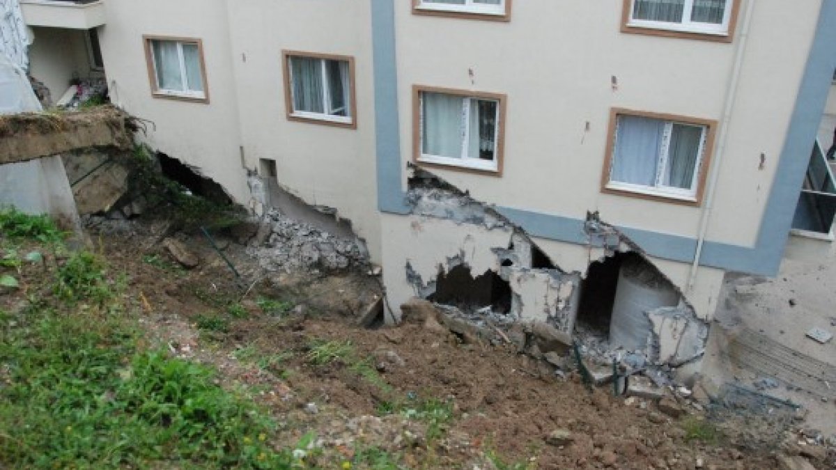 Bartın'da istinat duvarının çökmesiyle 3 bina boşaltıldı
