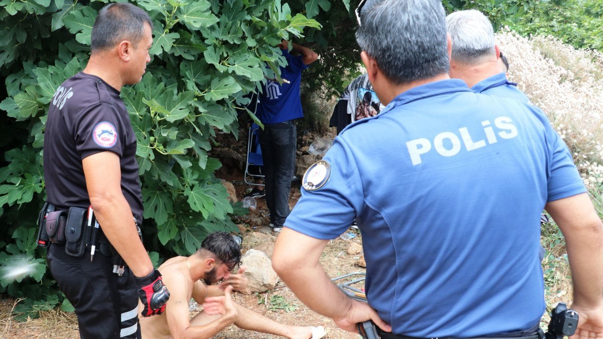 Antalya'da biber gazından etkilenen şüpheliye duş aldırıldı