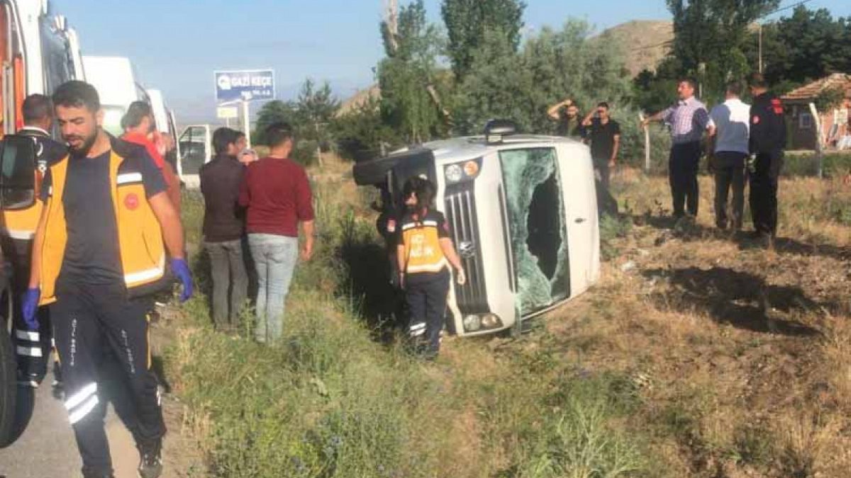 Kayseri'de işçi servisi devrildiği kazada 9 kişi yaralandı