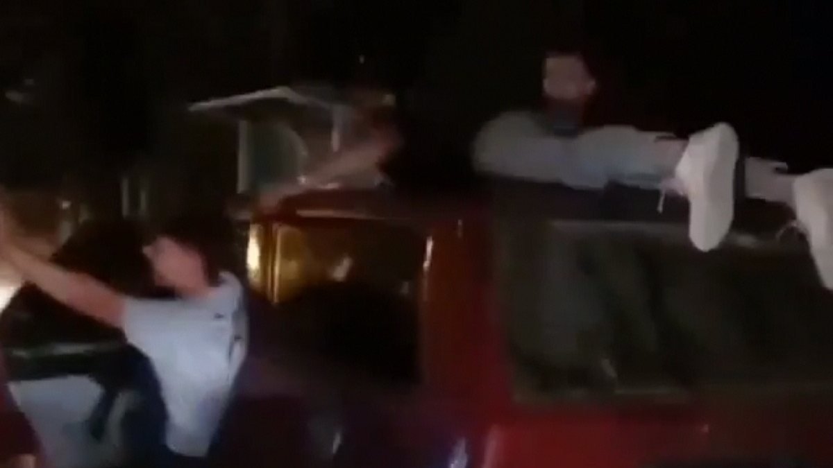 Bursa'da polis, arabanın üstünde giden gençleri arıyor