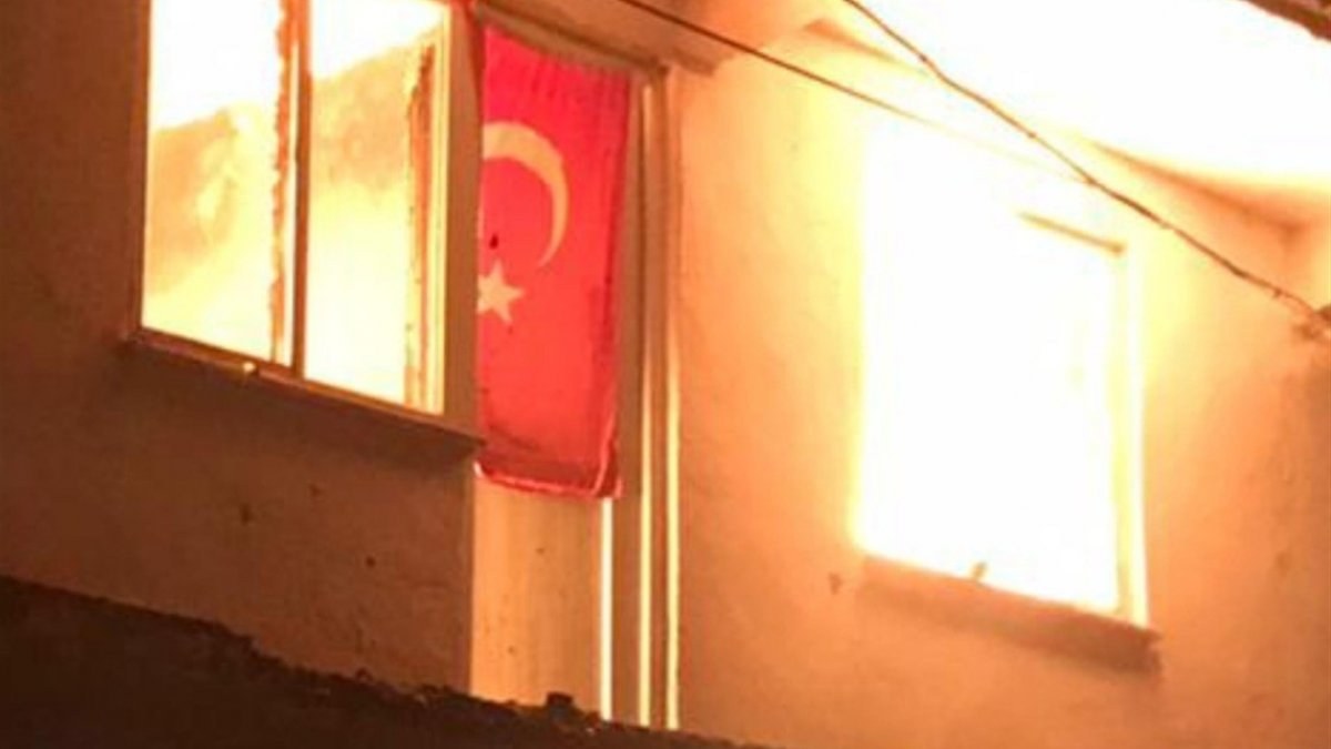 Balıkesir’de evde çıkan yangında Kur'an-ı Kerim ve Türk bayrağı yanmadı