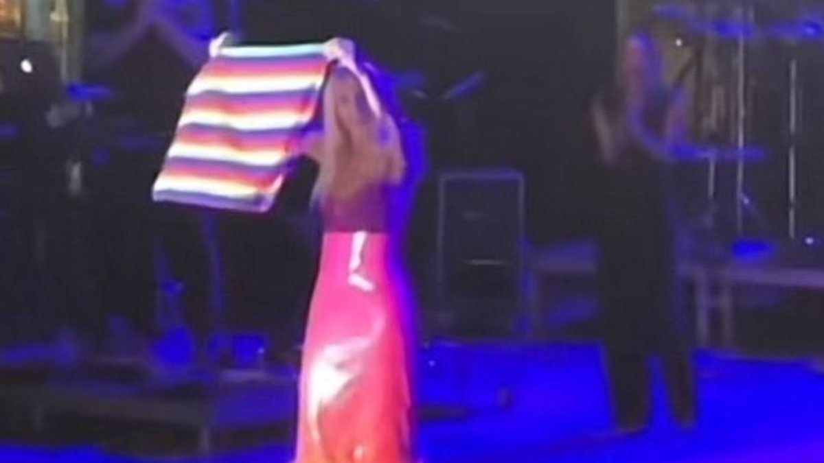 Şarkıcı Gülşen sahnede LGBT bayrağı açtı