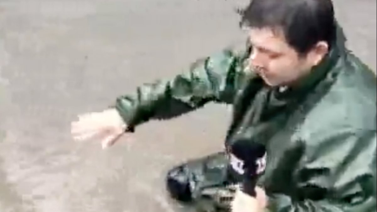 Sel bölgesinde yayın yapan muhabir rögara düştü