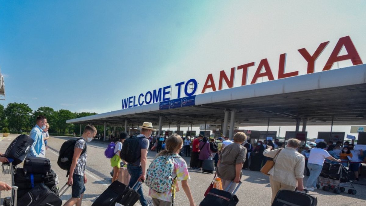 Antalya Havalimanı'nda, bir günde uçuş rekoru kırıldı