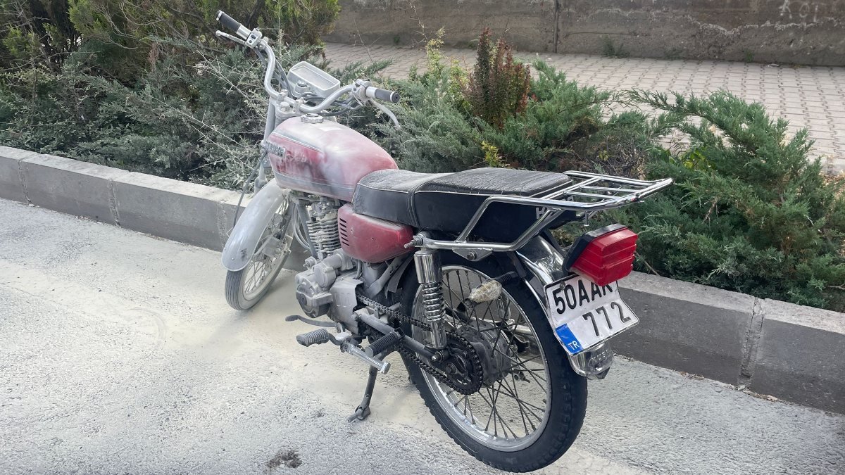 Nevşehir'de ehliyetsiz sürücü, yakalanınca motosikletini yaktı