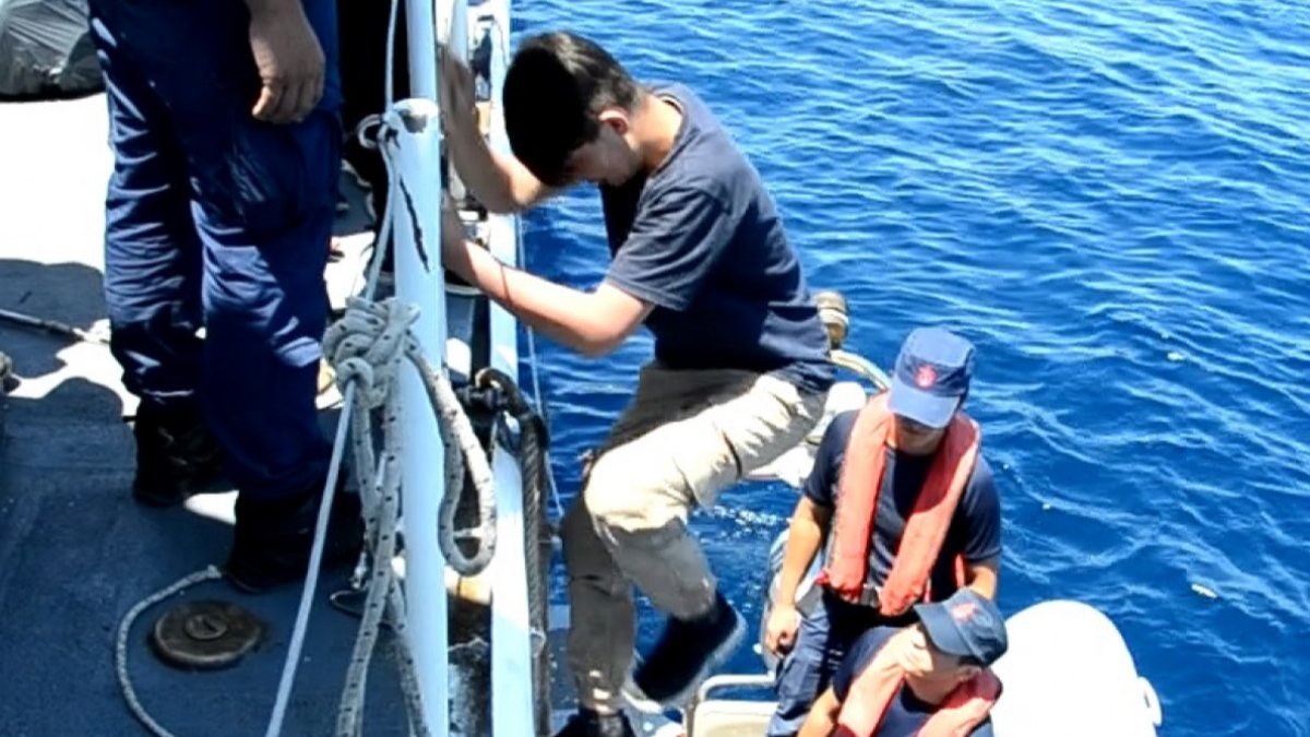 İzmir’de, Yunanistan tarafından itilen 154 kaçak göçmen kurtarıldı