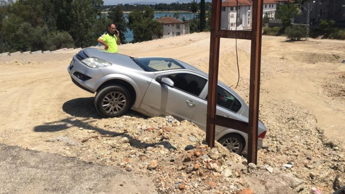 Adana'da kaza yapan sürücü gülerek kazayı anlattı