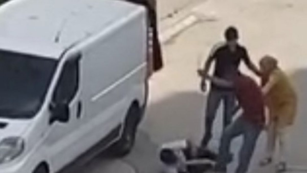 Mersin'de sokak ortasında bir kişinin kafasında sopa kırıldı