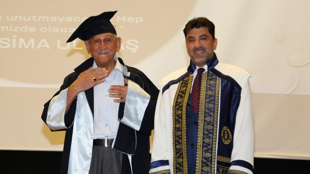 Aydın'da 73 yaşında üniversiteden mezun oldu