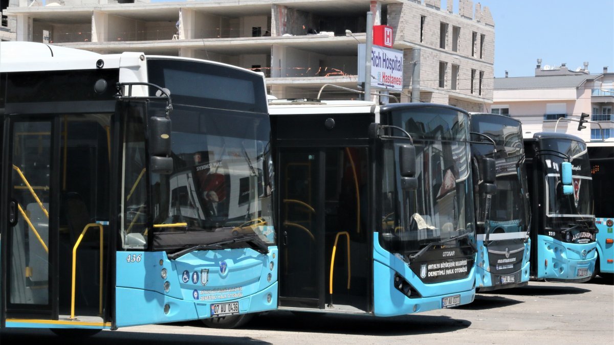 Antalya’da toplu taşıma araçları şoförsüz kaldı